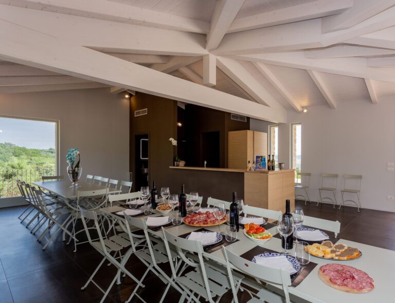 Soffitto con travi a vista, perla di design nelle case in legno