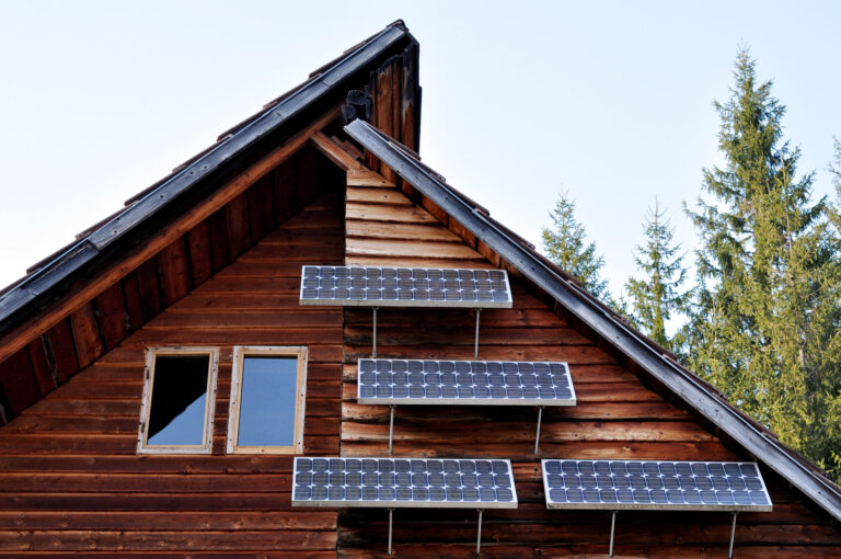 Solar,PaneCase in legno ecologiche: 6 idee per ottimizzarle l,On,A,Wooden,House