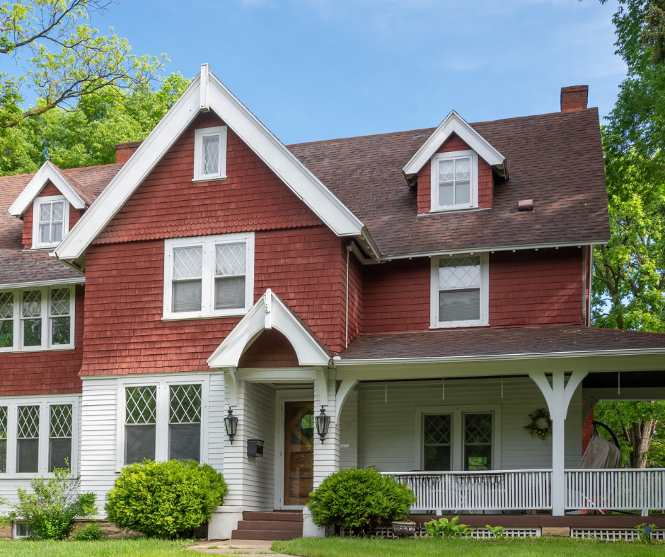 casa stile architettonico americano in legno e mattoni rossi con giardino