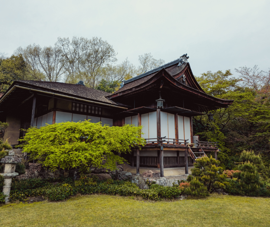 casa in legno stile architettonico giapponese con giardino giapponese