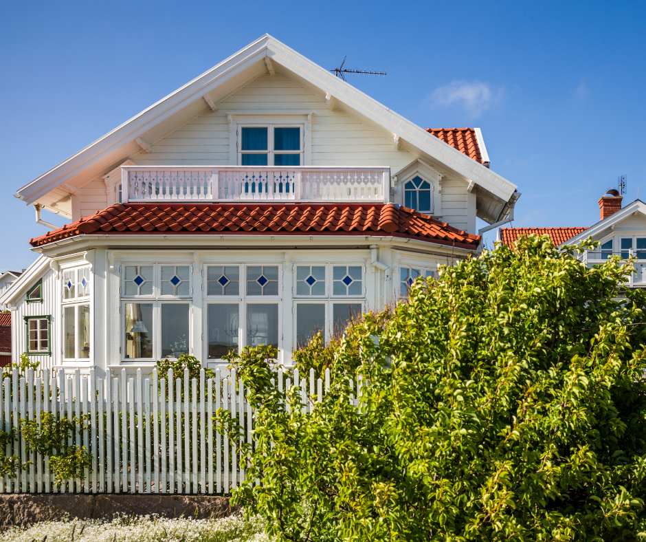 casa stile architettonico nordico in legno bianco con tetto in mattoni e giardino