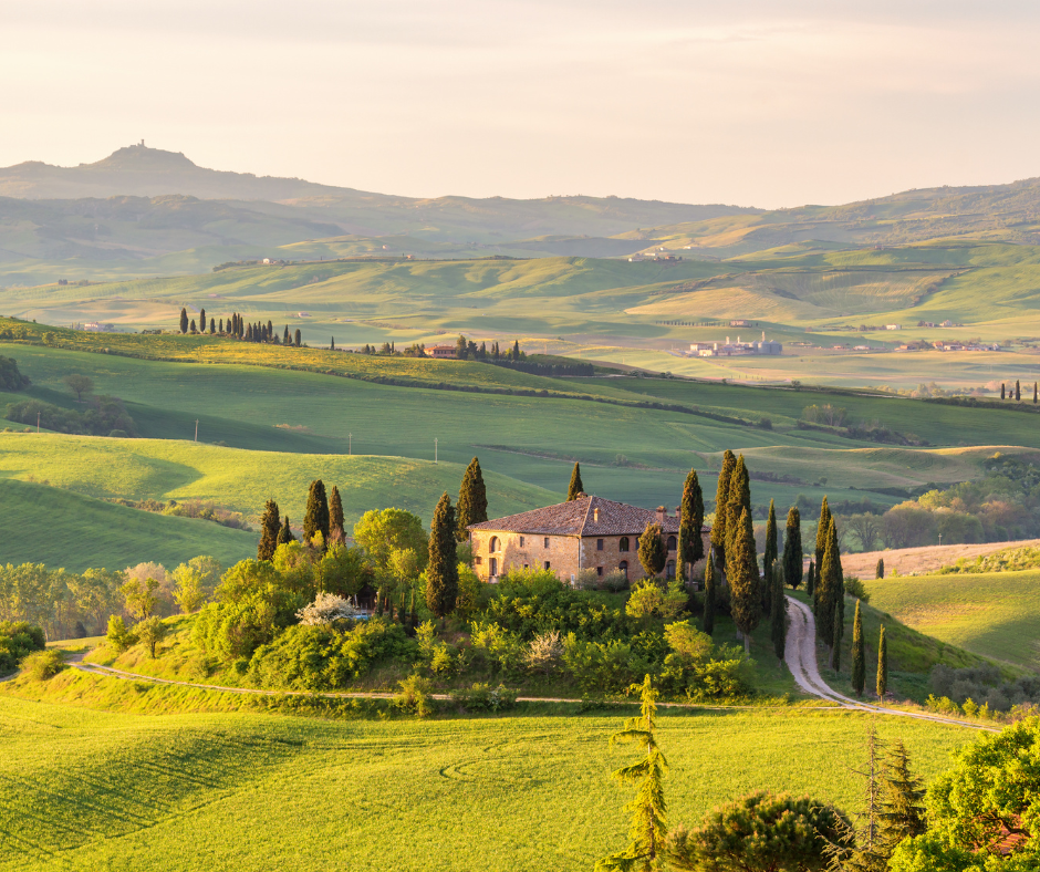 casa in legno e mattoni sulle colline toscane, circondata di verde e alberi