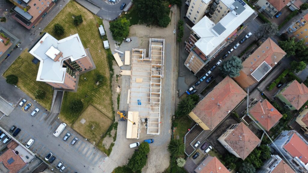 ripresa dall'alto costruzione biblioteca in legno Parma