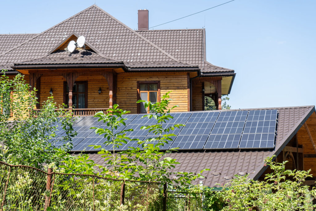Casa in legno con pannelli fotovoltaici