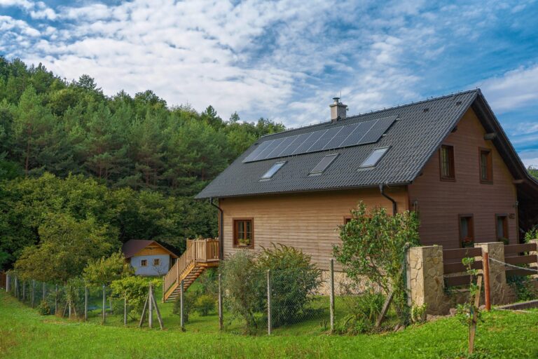 una casa in legno con pannelli solari e ottimizzata per il massimo risparmio energetico