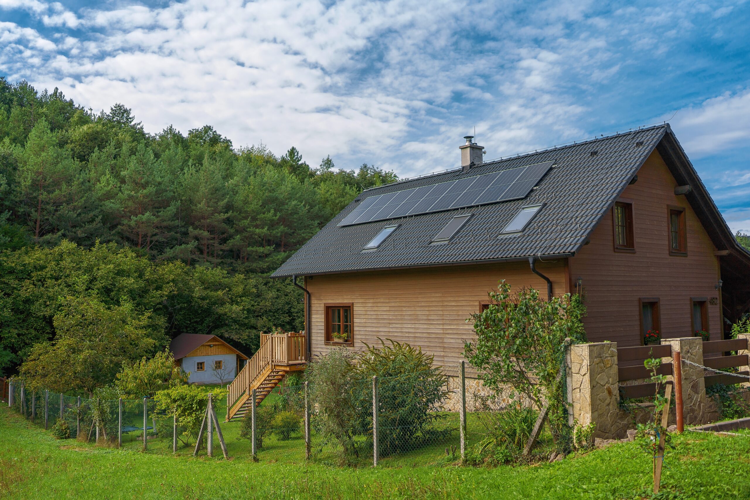 una casa in legno con pannelli solari e ottimizzata per il massimo risparmio energetico
