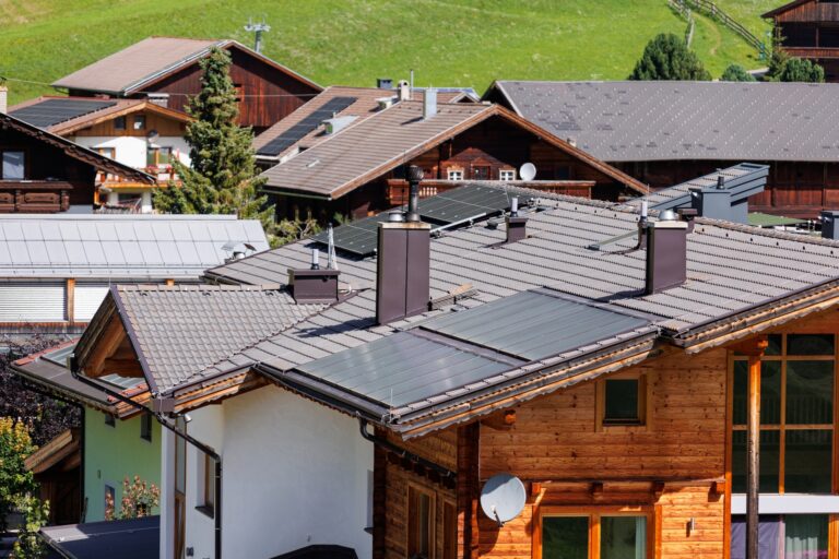 Tetti di case green 2030 in legno con pannelli fotovoltaici