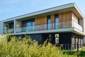 una casa in legno con tetto piano