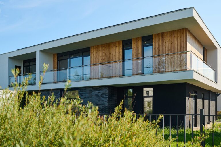 una casa in legno con tetto piano